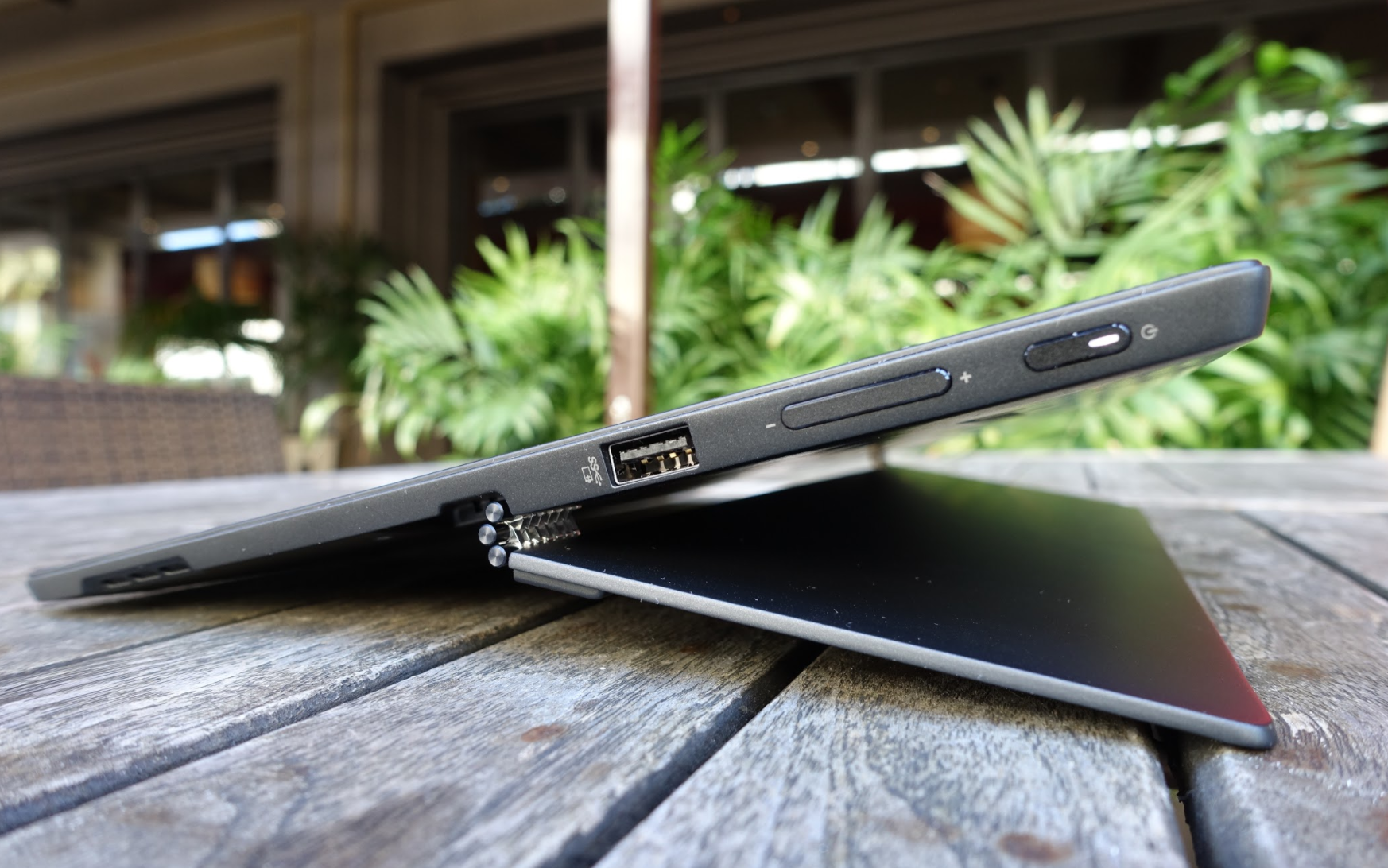 Lenovo IdeaPad Miix 720: Proper Competition for the iPad Pro and